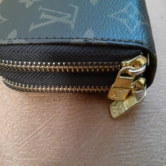 LOUIS VUITTON LV MONOGRAM ZIPPY WALLET - Picture 6 of 10